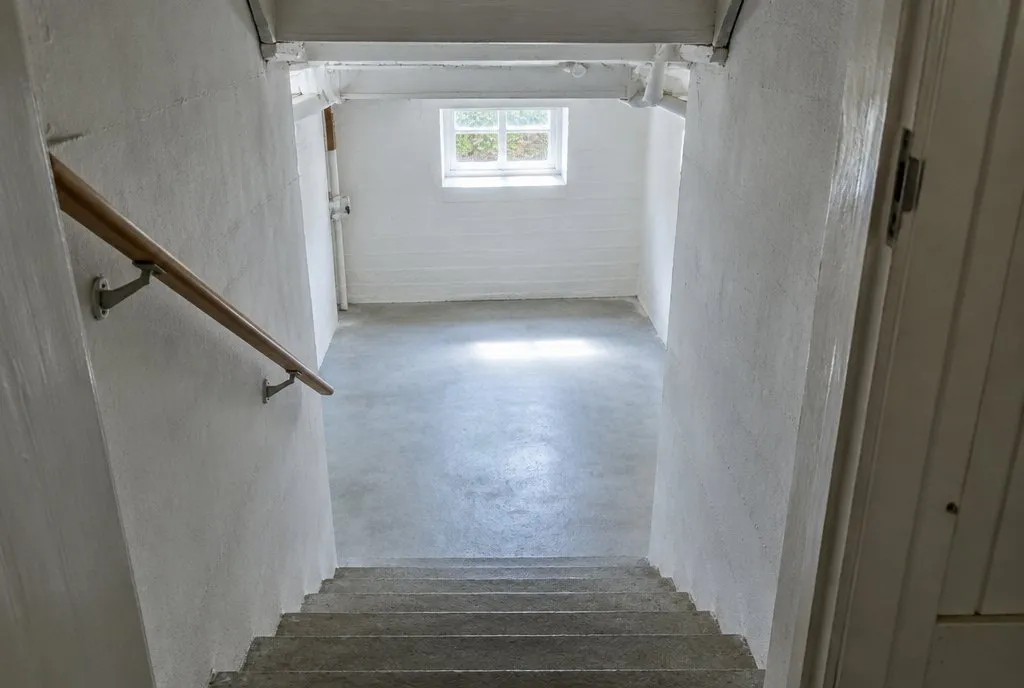 Trappe ned til en tør, lys kælder i et ældre hus